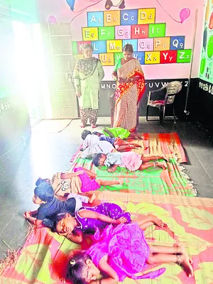వెక్కిరిస్తున్న ఖాళీలు