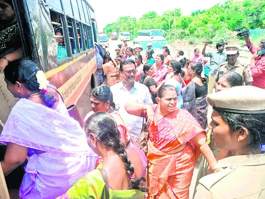 సమస్యలు పరిష్కరించాలని రాస్తారోకో 