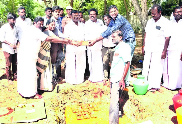 భవనాల నిర్మాణాలకు భూమిపూజ
