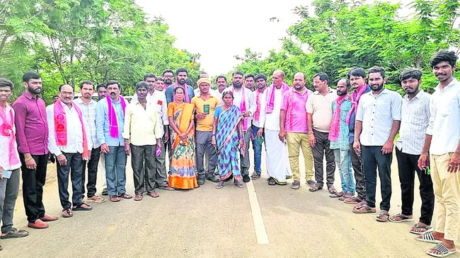 ఎరువులు పంపిణీ చేయాలని ధర్నా