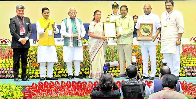స్వచ్ఛ సర్వేక్షణ్ అవార్డు స్వీకరణ