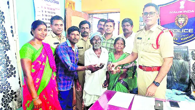 పోగొట్టుకున్న బంగారం, వెండి బాధితులకు అప్పగింత