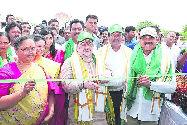 ఆయిల్పామ్ ధర పెంచేందుకు మోదీని కలుస్తాం