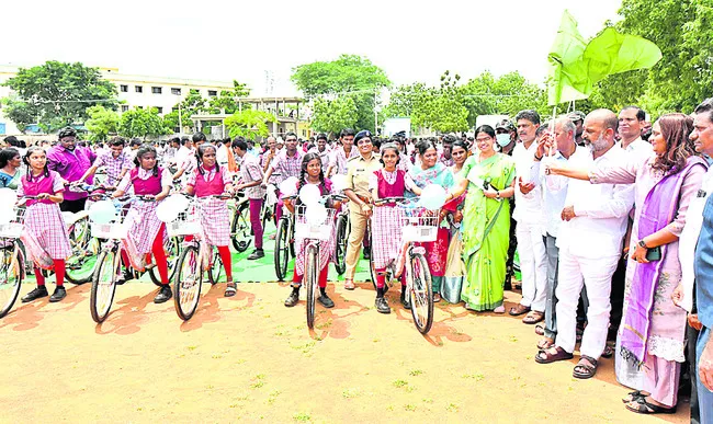 అంబేడ్కర్‌, మోదీ స్ఫూర్తితో రాణించాలి