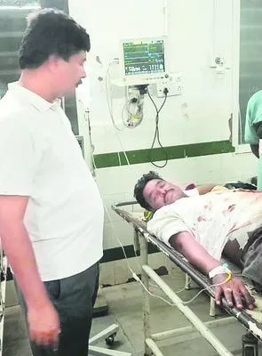 మాటువేసి కత్తితో దాడి 