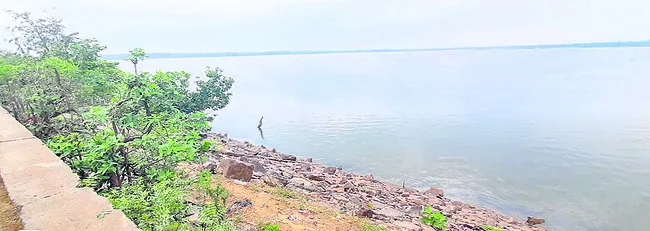 ప్రాజెక్టులు నిండలే..