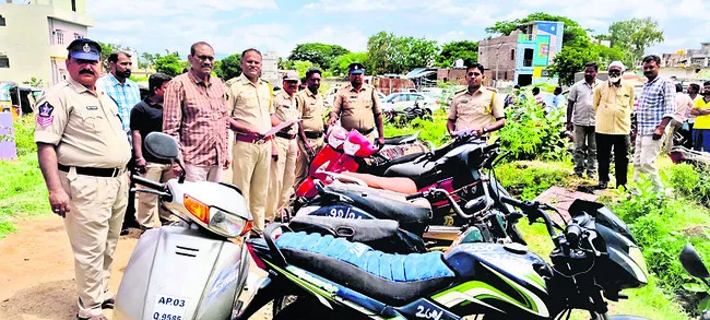 ఎకై ్సజ్‌ వాహనాల వేలంలో రూ.8లక్షల ఆదాయం