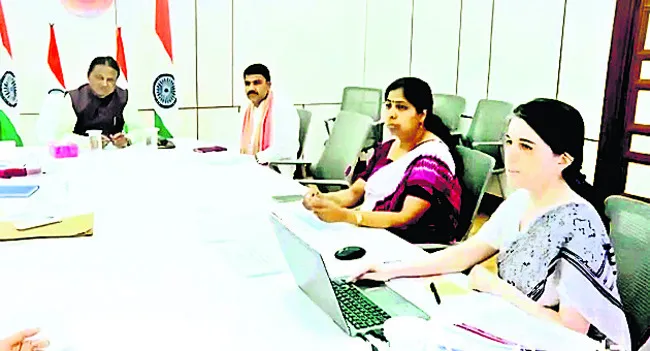 విద్యాసంస్థల్లో ప్రత్యేక హెల్ప్లైన్లు