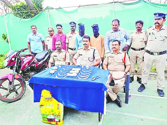 చోరీ కేసులో ఇద్దరి అరెస్టు