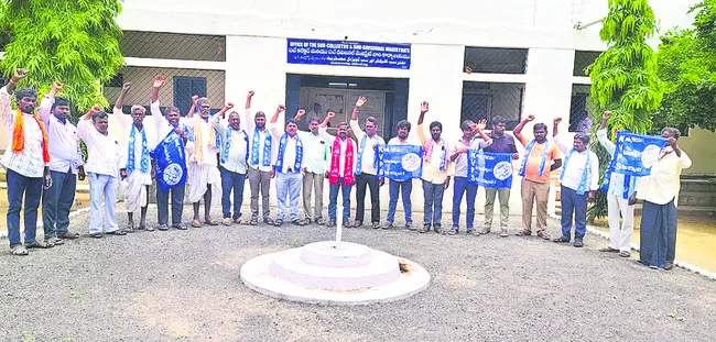 మాజీ సర్పంచ్‌పై చర్యలు తీసుకోండి 
