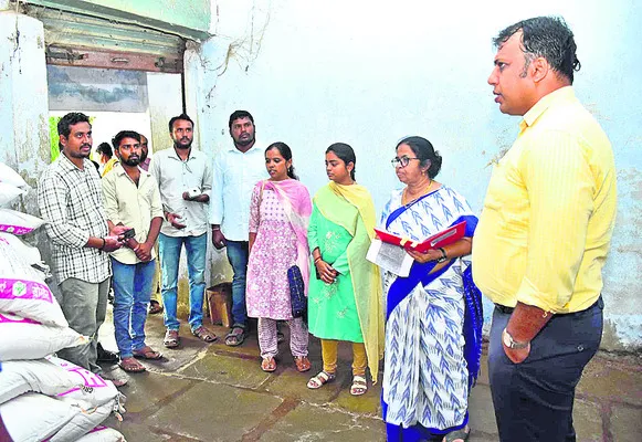 ఇందిరమ్మ ఇళ్లను త్వరగా నిర్మించుకోవాలి