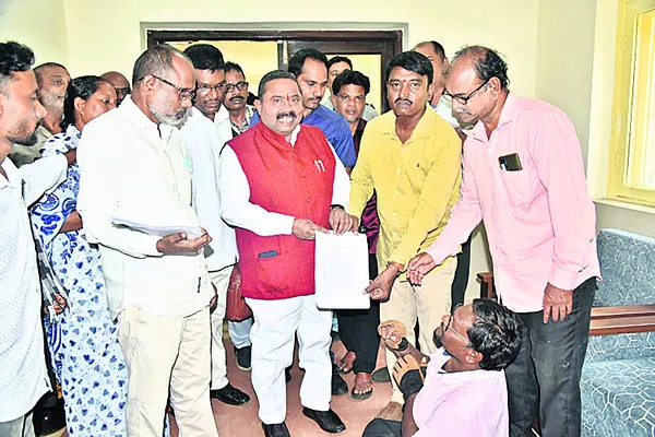 ఎస్సీ కమిషన్‌ సభ్యుడికి వినతి 