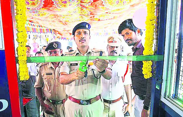 ఆర్టీసీ కాంప్లెక్స్‌ వద్ద ట్రాఫిక్‌ సబ్‌కంట్రోల్‌
