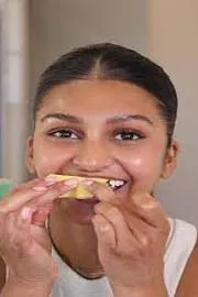 Woman shows used banana peel for white teeth it actually work2