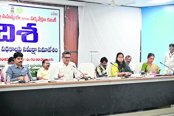 ఇందిరమ్మ ఇళ్లలో పారదర్శకత ఏదీ?