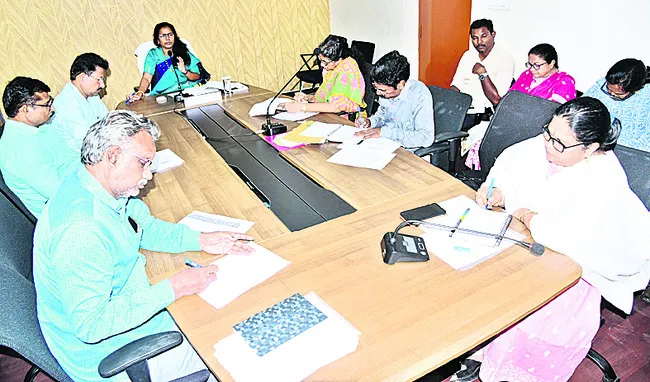 సీజనల్‌ వ్యాధులపై అశ్రద్ధ చూపితే కఠిన చర్యలు 