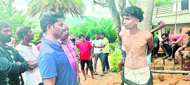 బైక్‌ దొంగను పట్టుకున్న గిరిజనులు 