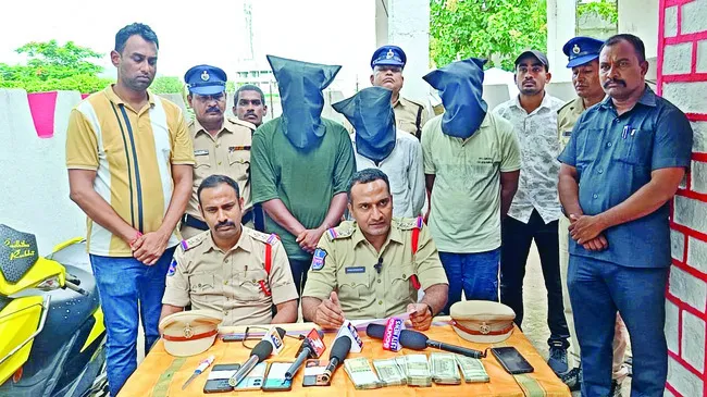 పథకం ప్రకారమే కోనాపూర్‌ దారి దోపిడీ