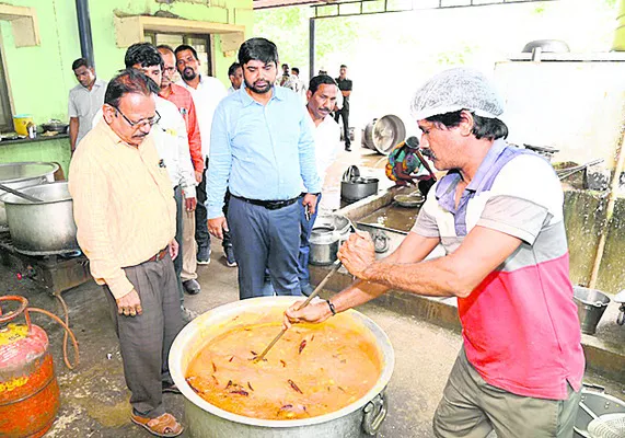 విద్యార్థుల ఆరోగ్యంపై ప్రత్యేక శ్రద్ధ