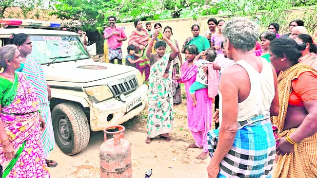ఆడబిడ్డకు అన్యాయంపై ఏకమయ్యారు! 