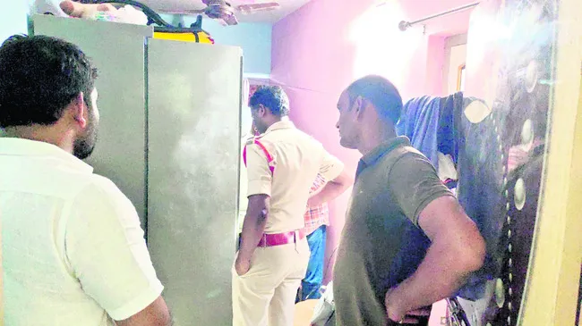 వేర్వేరు చోట్ల చోరీలు