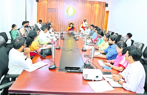 ఇందిరమ్మ ఇళ్ల పనులు పూర్తి చేయాలి