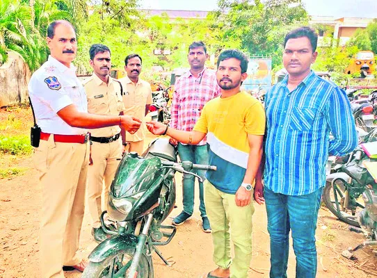 యజమానులకు వాహనాల అప్పగింత