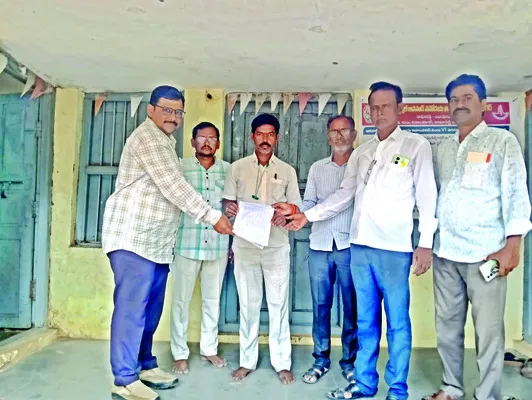 మద్నూర్‌ ఎంఈవోపై చర్యలు తీసుకోవాలి