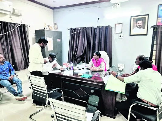 మున్సిపల్‌ కార్యాలయంలో ఏసీబీ సోదాలు