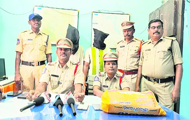 ఇద్దరు గంజాయి విక్రేతల అరెస్ట్‌ 