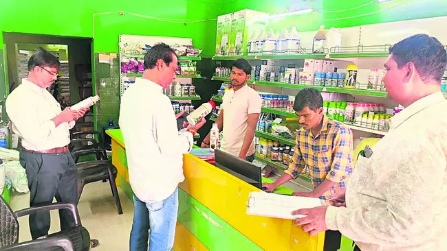 ఎరువులను అధిక ధరకు విక్రయిస్తే చర్యలు 