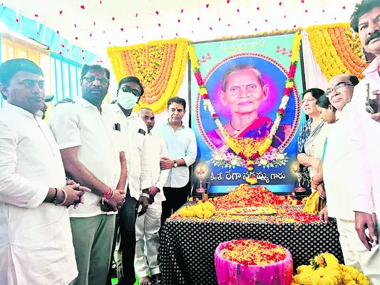 రేగాను పరామర్శించిన కేటీఆర్‌