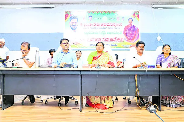 విద్యార్థుల భవిష్యత్కు పునాదులు వేయాలి