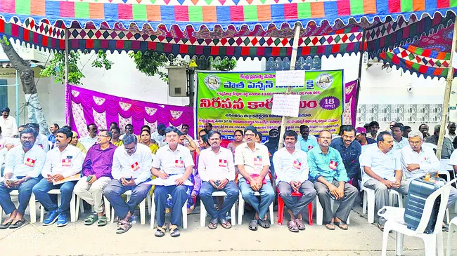 ఓపీఎస్‌కు మార్చాలంటూ నిరసన 