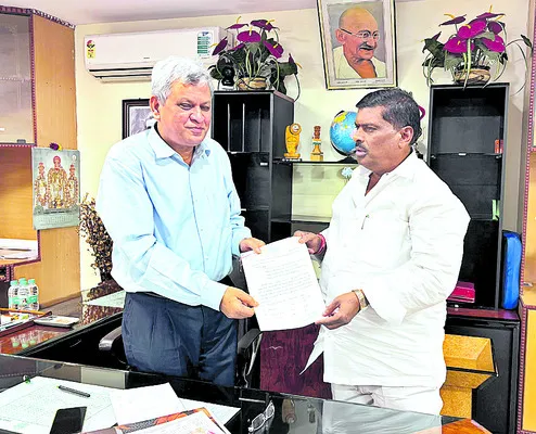ఆక్రమణలు తొలగించండి 
