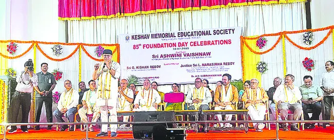 విద్యార్థులు ఆత్మవిశ్వాసంతో ముందుకు సాగాలి