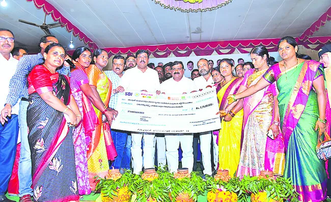 పల్లెలను పట్టణాలుగా తీర్చిదిద్దుతాం