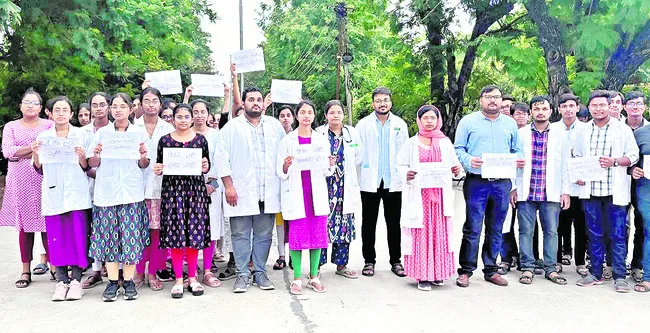 ఎమ్మెల్యే కవ్వంపల్లి వ్యాఖ్యలపై జూడాల నిరసన