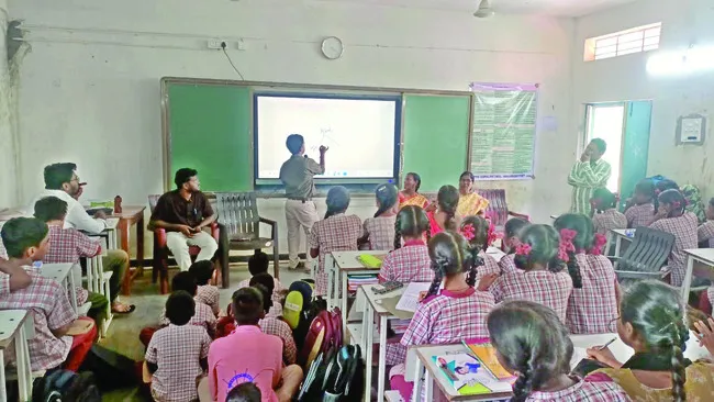 ఉపాధ్యాయులుగా మారిన వైద్య సిబ్బంది