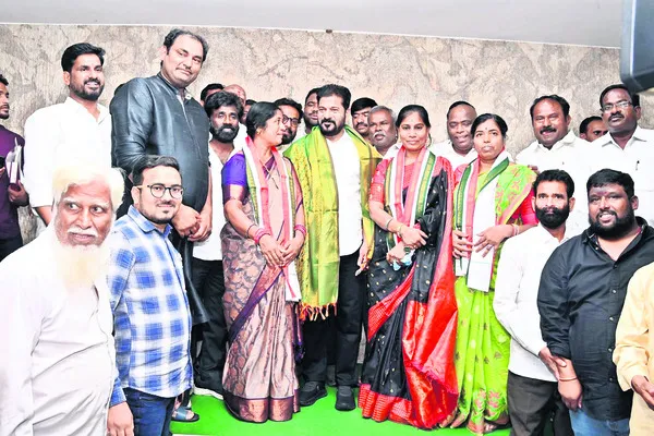 కాంగ్రెస్‌ గూటికి బీఆర్‌ఎస్‌ మున్సిపల్‌ చైర్‌పర్సన్‌ 