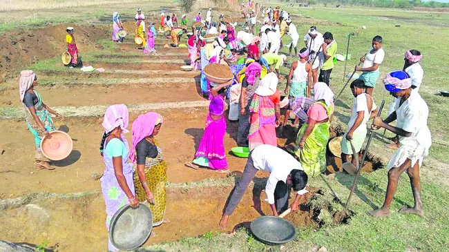 ఉపాధి ఉద్యోగులకు వేతనాల తిప్పలు