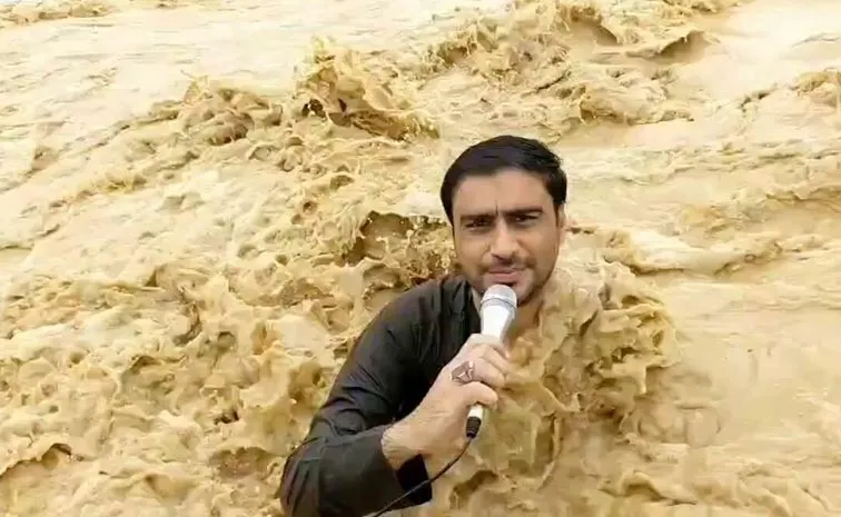 పీకల లోతు వరద నీటిలో రిపోర్టింగ్‌, చివరకు..