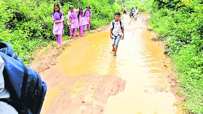 పడుతూ