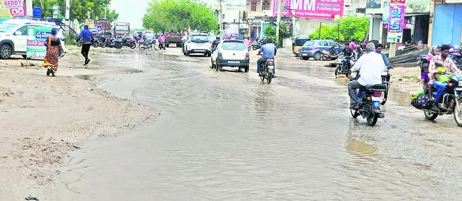 డ్రెయినేజీ వ్యవస్థ అస్తవ్యస్తం

