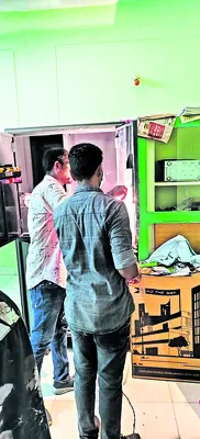 తాళాలు వేసి ఉన్న క్వార్టర్స్ టార్గెట్గా..