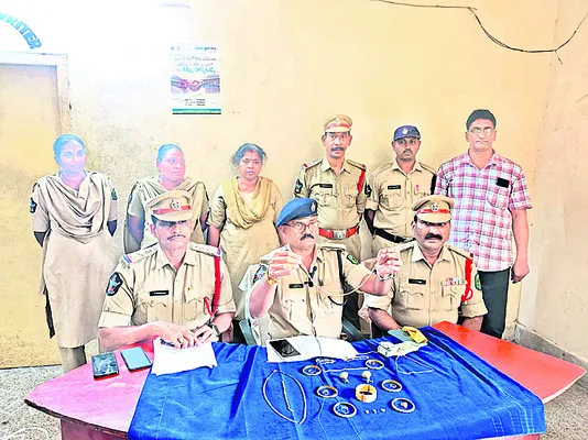 స్నేహితురాలి ఇంటికే కన్నం