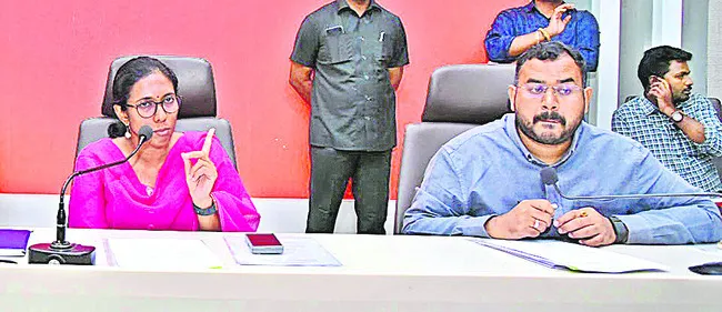 వర్షాల నేపథ్యంలో ఇసుక ప్రత్యేక డంప్‌ 