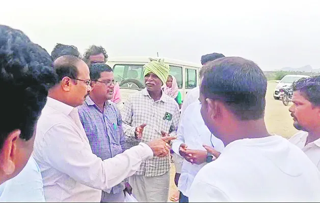 భూములు కోల్పోయిన రైతులకు పరిహారం ఇవ్వండి.. 