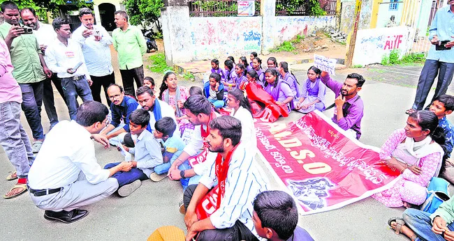 మా పాఠశాలలోనే చదువుకుంటాం!