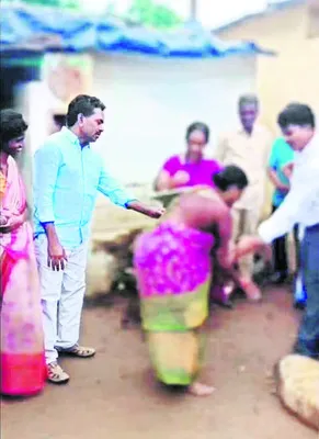 కాళ్లు మొక్కుతా.. ఇల్లు మంజూరు చేయండి